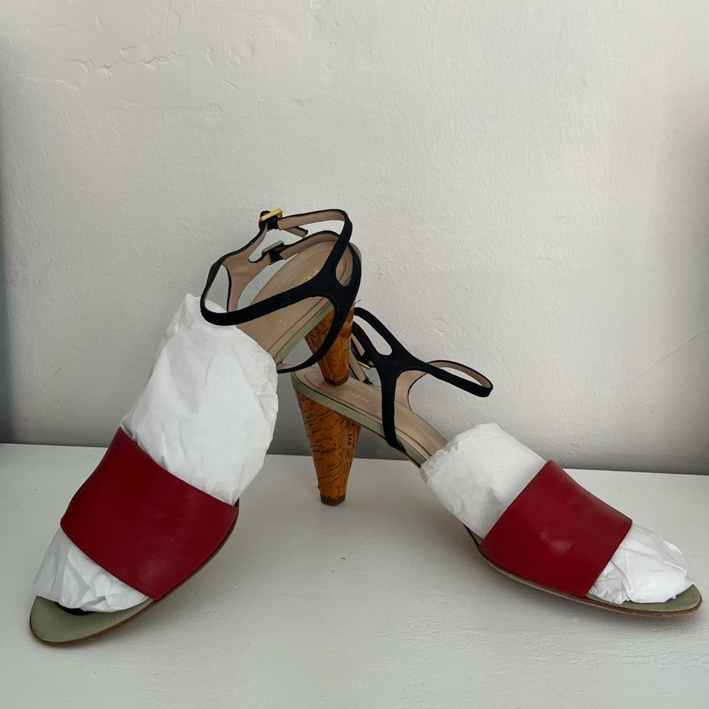 Fendi Women's Red and Black Sandals - Picture 11 of 11